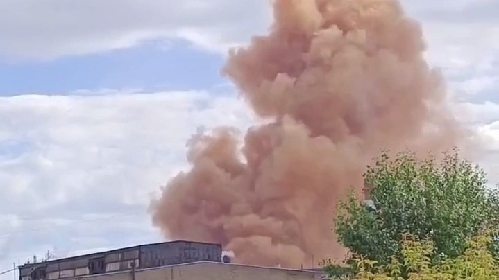 Рыжий дым поднялся 22 августа над Челябинским металлургическим комбинатом