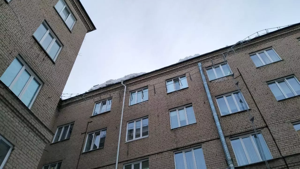 Снег опасно свисает с крыши здания поликлиники в Челябинске