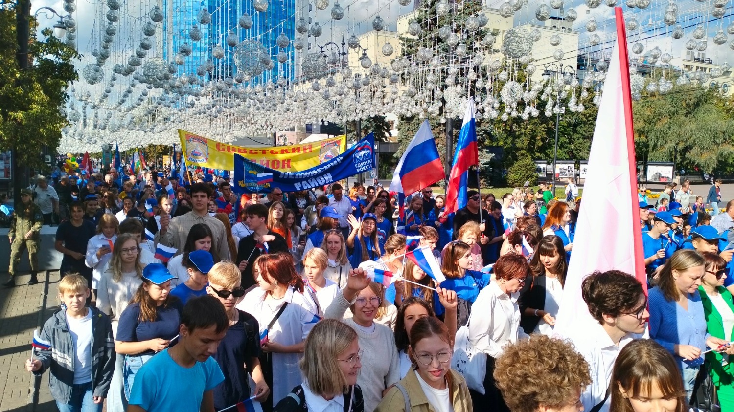 Массовое шествие в Челябинске в День флага России. Идет колонна Ленинского района