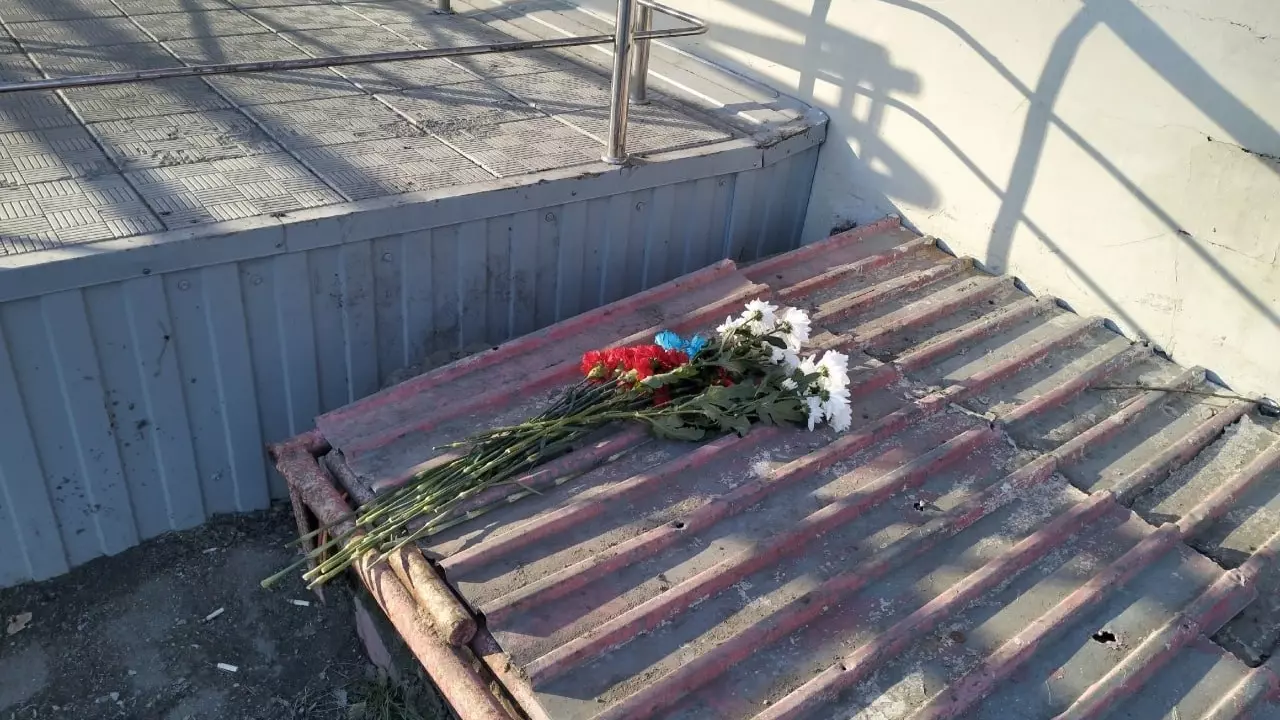 Цветы на месте гибели Игоря Евстафьева в Челябинске