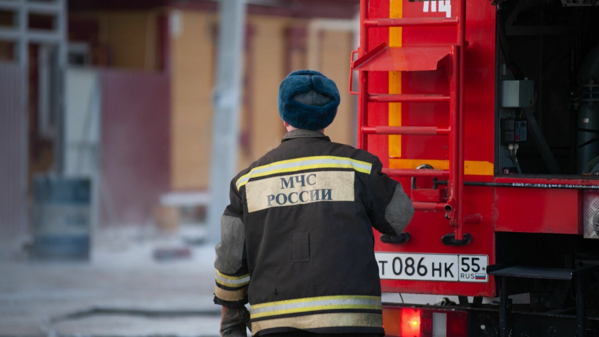 Спасли пассажиров из затопленного и горящего троллейбуса в Челябинске