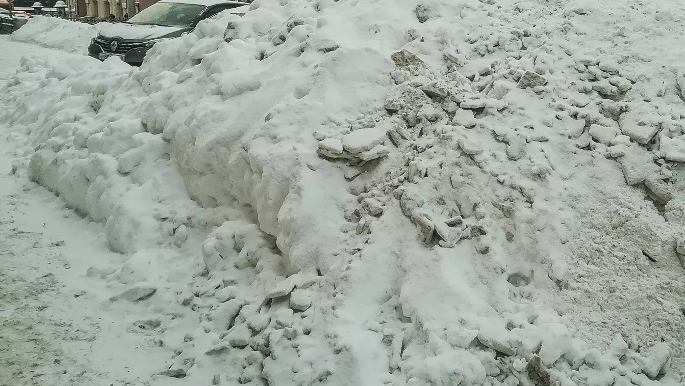 В Челябинске жители АМЗ пожаловались на горы снега