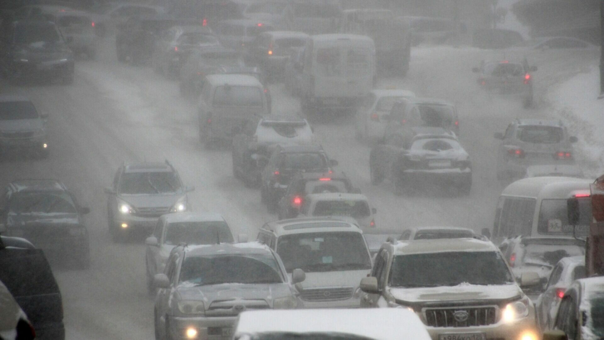 Снегопад спровоцировал 9-балльные пробки в Челябинске 5 декабря