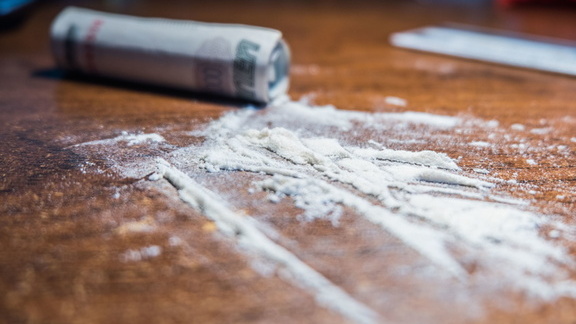 Продать наркотики не получилось: сто грамм запрещенного вещества изъяли у челябинки
