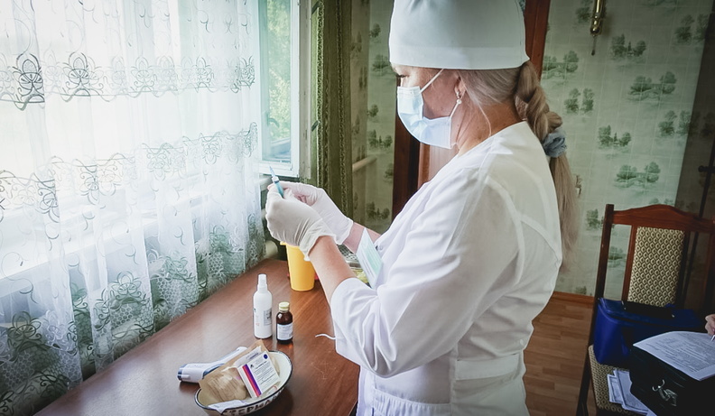 Опросные листы на вакцинацию школьников от COVID распространяют на Южном Урале