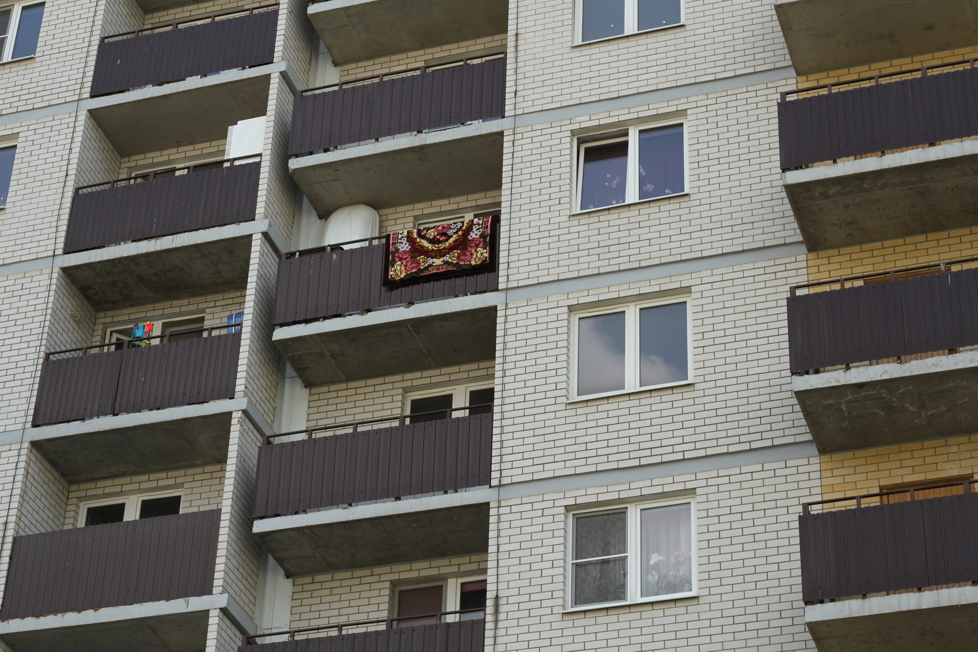 В Челябинске спасли мужчину, который чуть не упал с балкона на шестом этаже