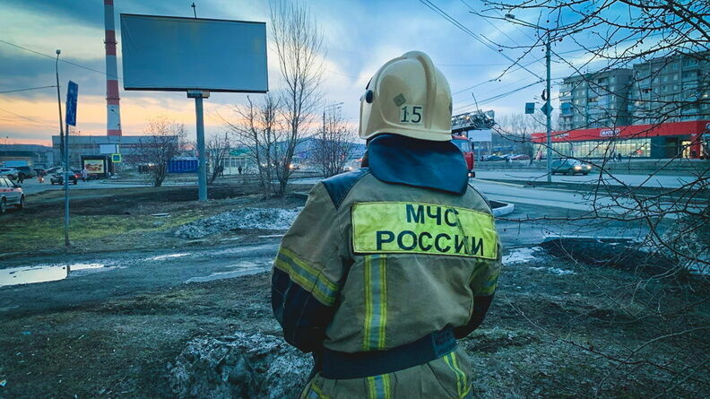 Пожар вспыхнул рядом с железной дорогой в Магнитогорске