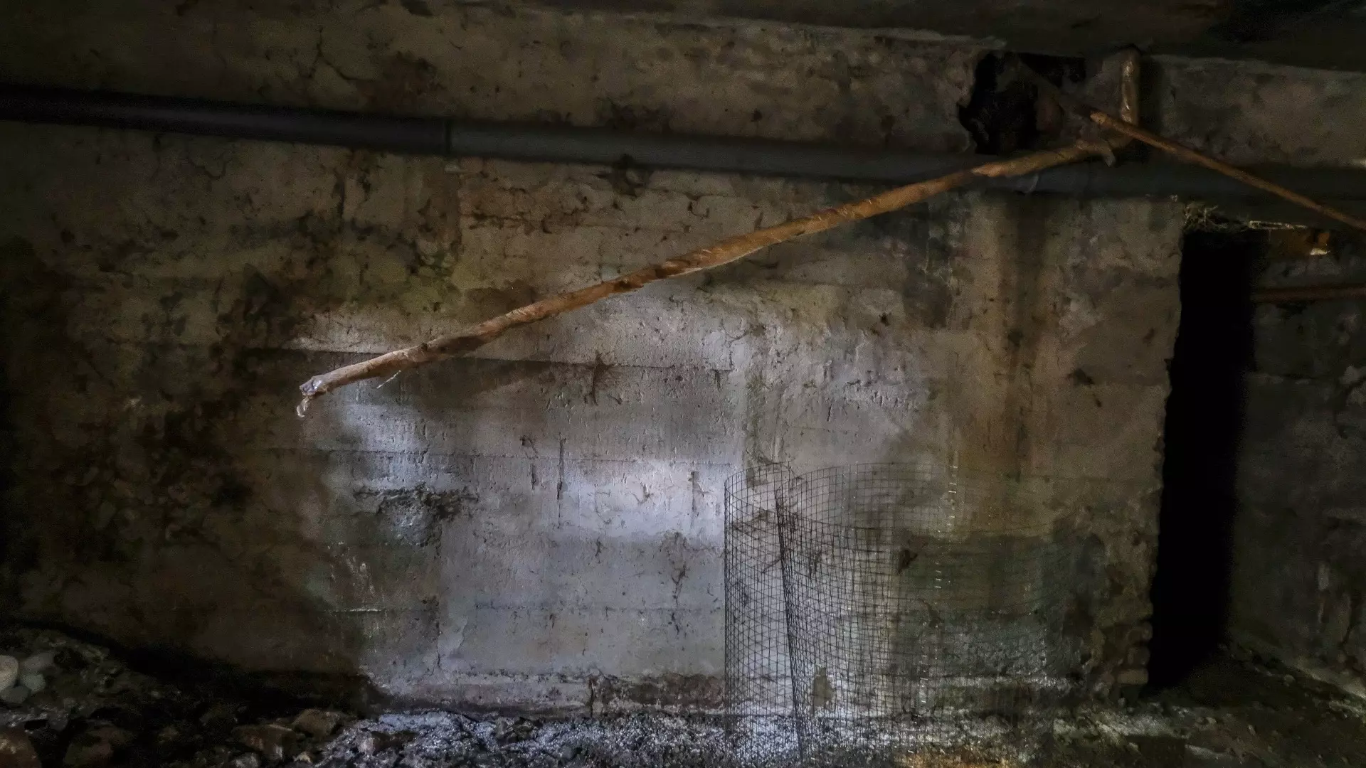 Жильцы челябинского дома жалуются на затопление канализацией квартир