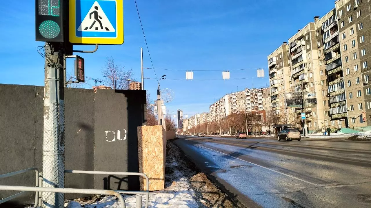 Нет тротуара на улице Салавата Юлаева возле стройки