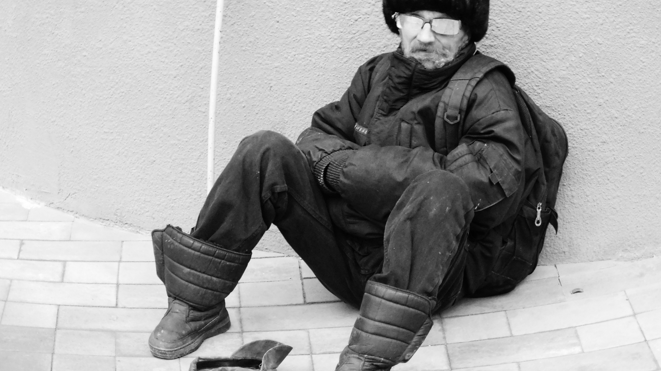 В Челябинске из-за пункта приема вторсырья двор заполонили бездомные и дебоширы