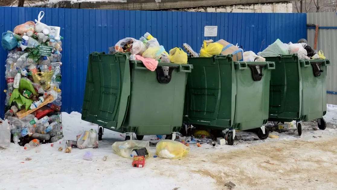 Сотни челябинцев получат штрафы за парковку у мусорных баков