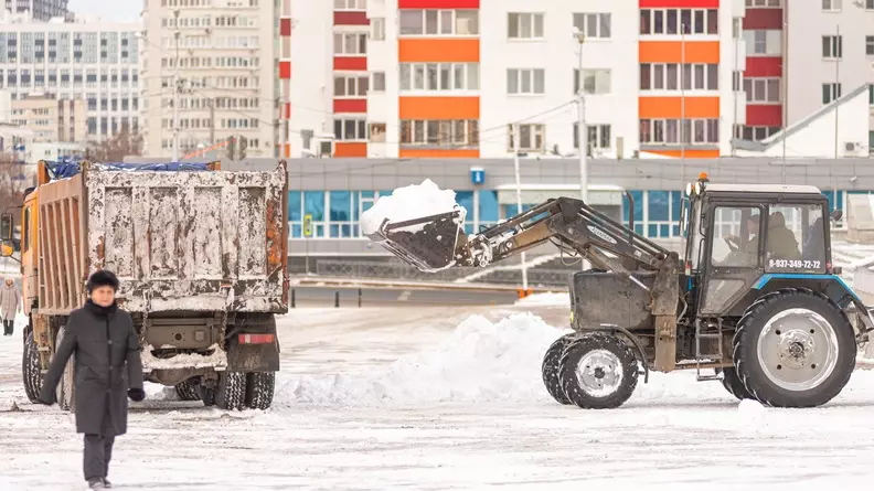 Копейчане собрали деньги на аренду трактора, чтобы расчистить улицы от снега