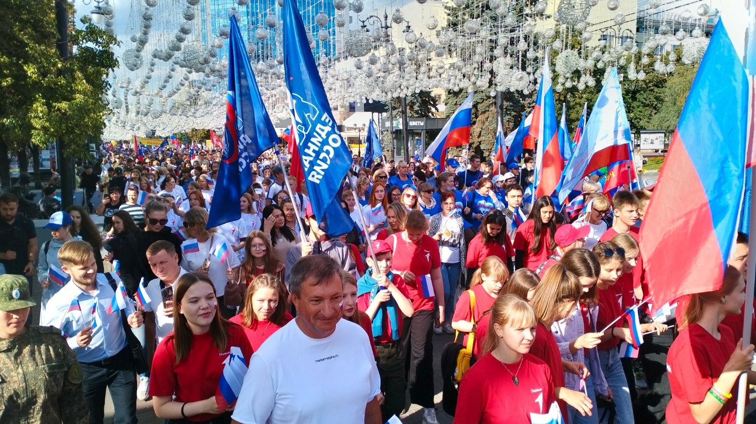 Тысячи людей в День флага России идут по Кировке в Челябинске