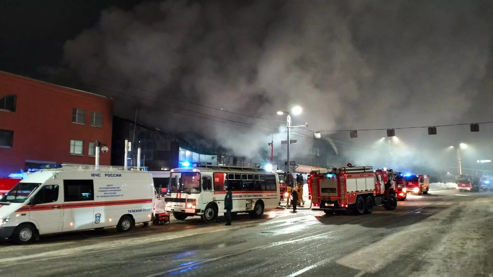 Пожар на рынке «Восточный город» в Челябинске выглядел устрашающе