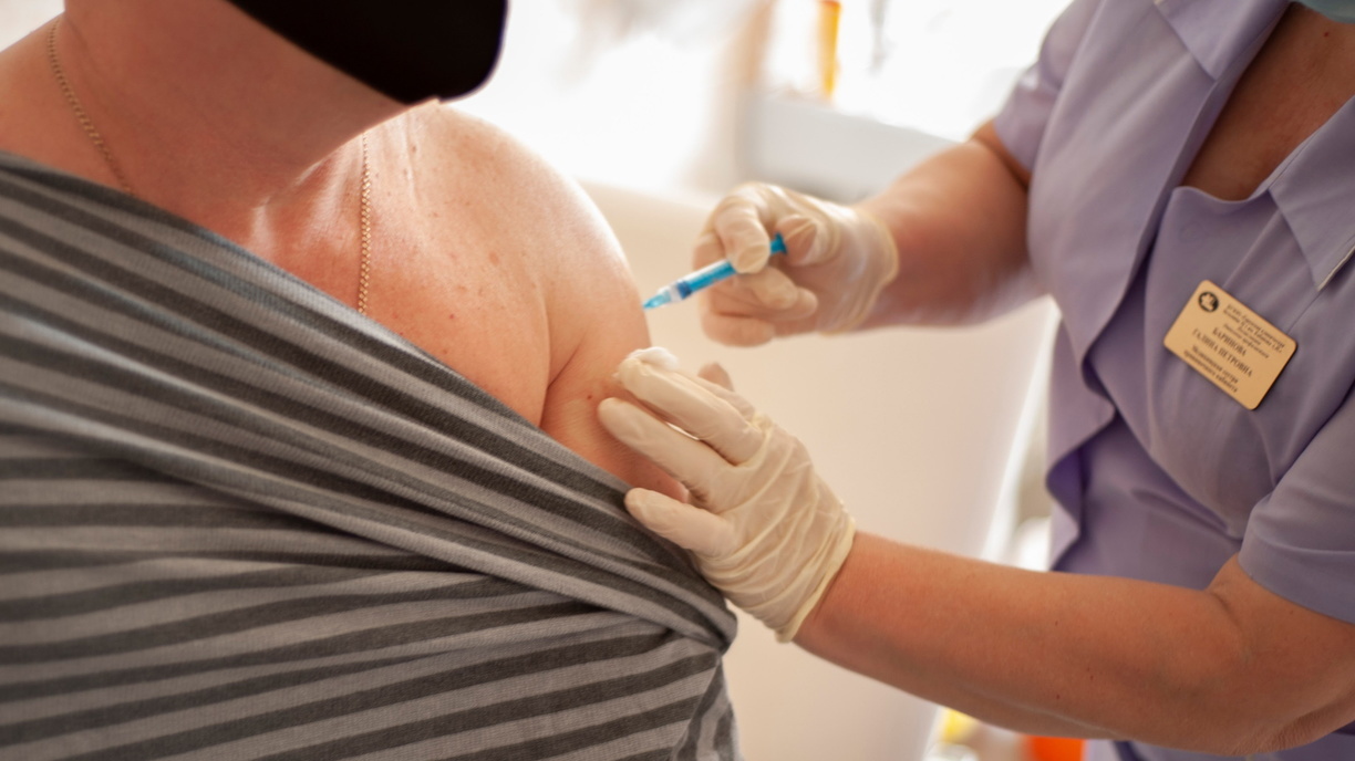 Челябинцы жалуются на вакцинацию от COVD-19 в подвале ТРЦ