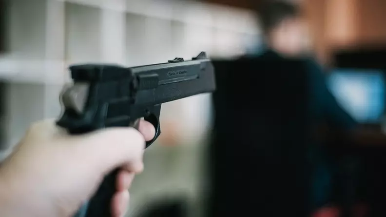 Челябинский школьник пришел с травматическим пистолетом на вокзал