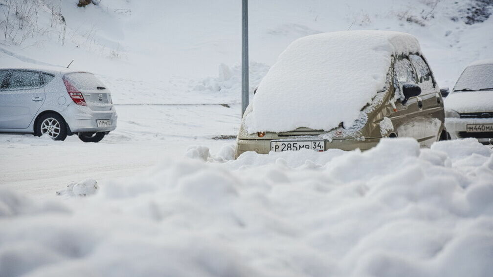 Люди бросают свои машины из-за снегопада на трассе в Челябинской области