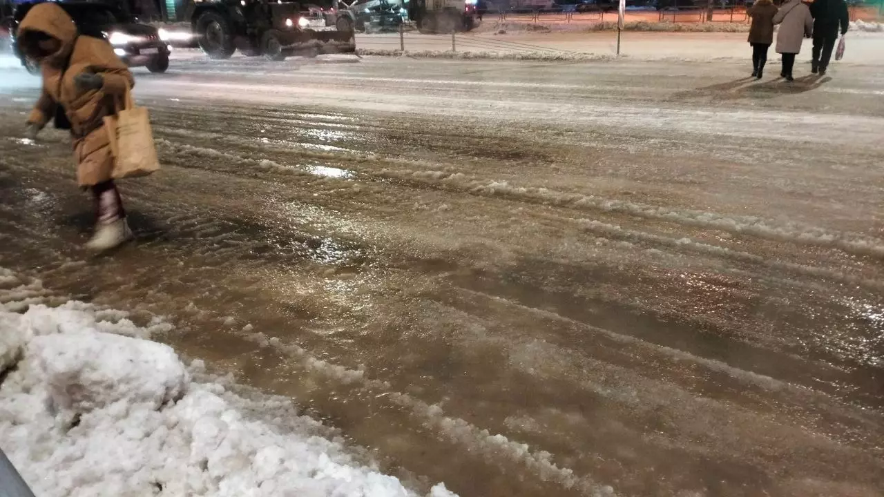 Челябинские пешеходы переходили дорогу вблизи места коммунальной аварии прямо по воде и снежной каше