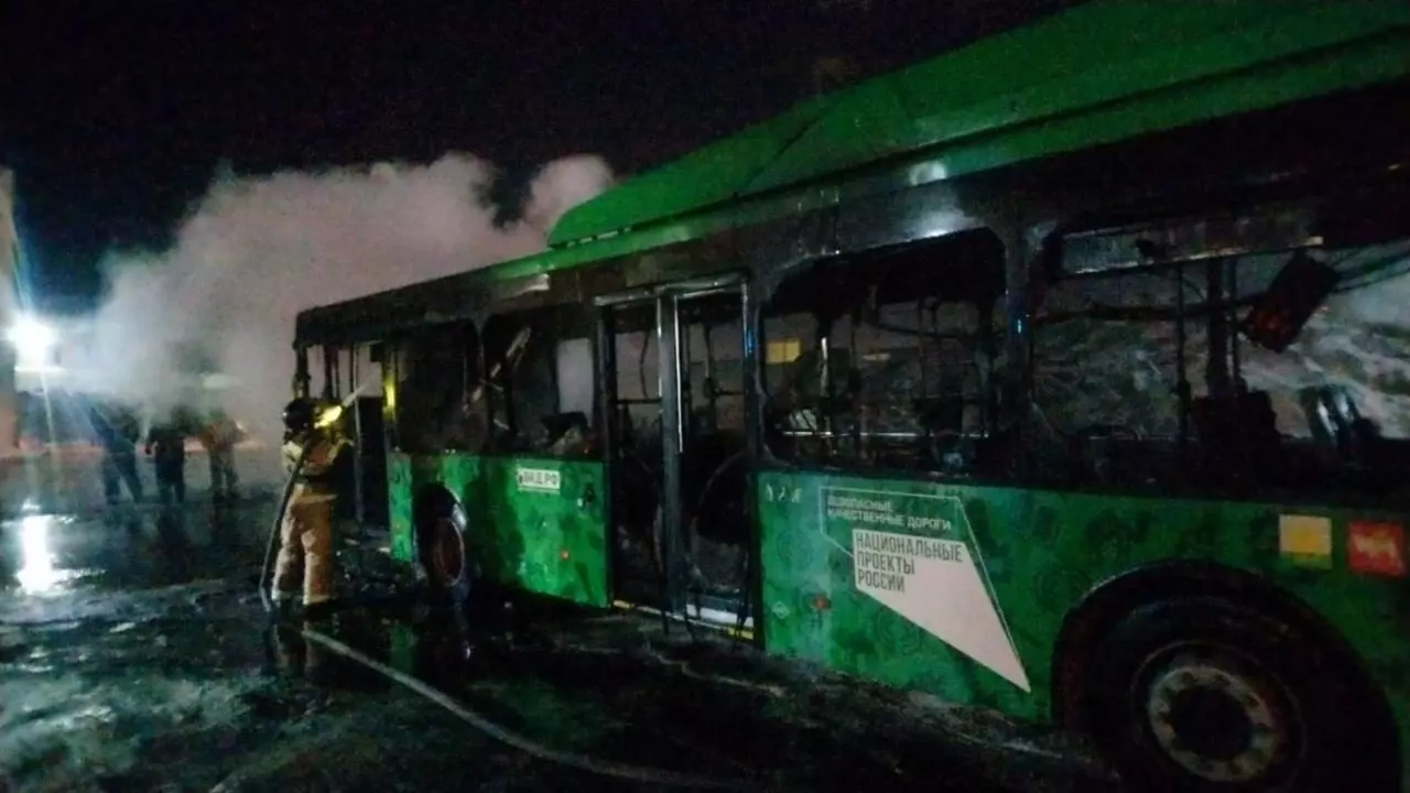 Сгоревший в Челябинске автобус