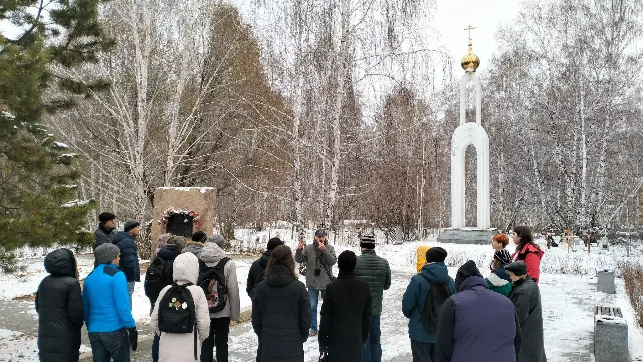 Краевед Латышев рассказывает, участники экскурсии слушают страшную правду о Золотой горе
