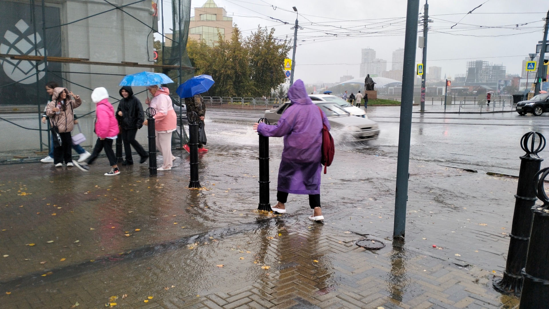 Подтопление в центре Челябинска, на перекрестке улиц Кирова и Труда