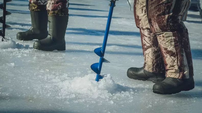 Челябинских рыбаков попросили не выходить на тонкий лед