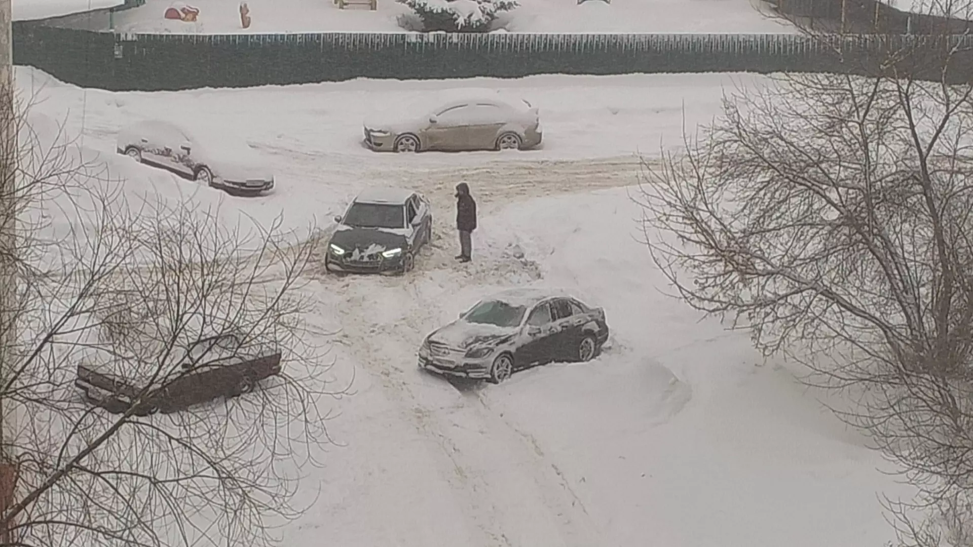7 февраля трудно въехать во дворы жилых домов Челябинска из-за обилия снега