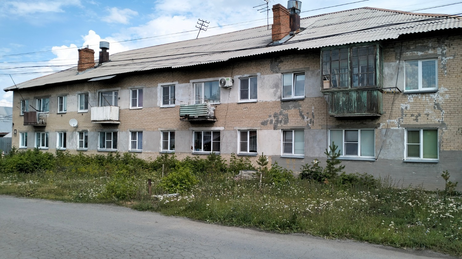 2-этажный многоквартирный дом в поселке Смолино напротив дома семьи Ческидовых