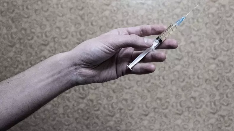 Наркоман с ВИЧ-инфекцией укусил полицейского в Миассе
