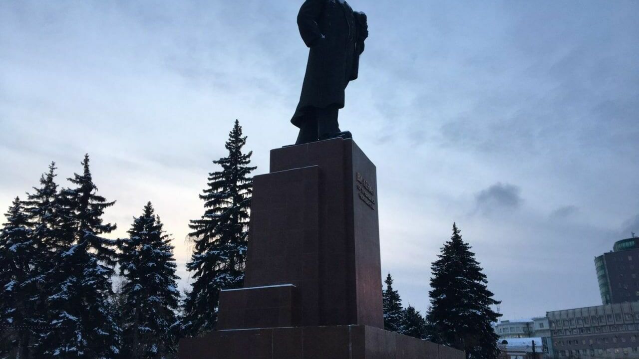 Общественники обвиняют фашистов в разрушении памятника Ленину в Миассе