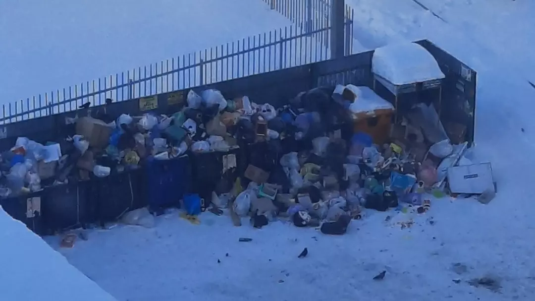 Плохо вывозят мусор с Коммунистического проспекта в Копейске