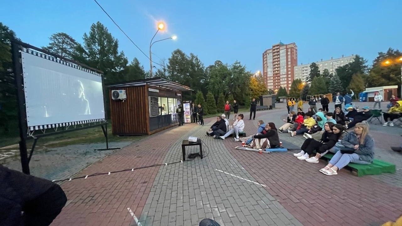 В Челябинске состоялся инклюзивный кинопоказ под открытым небом. Фоторепортаж
