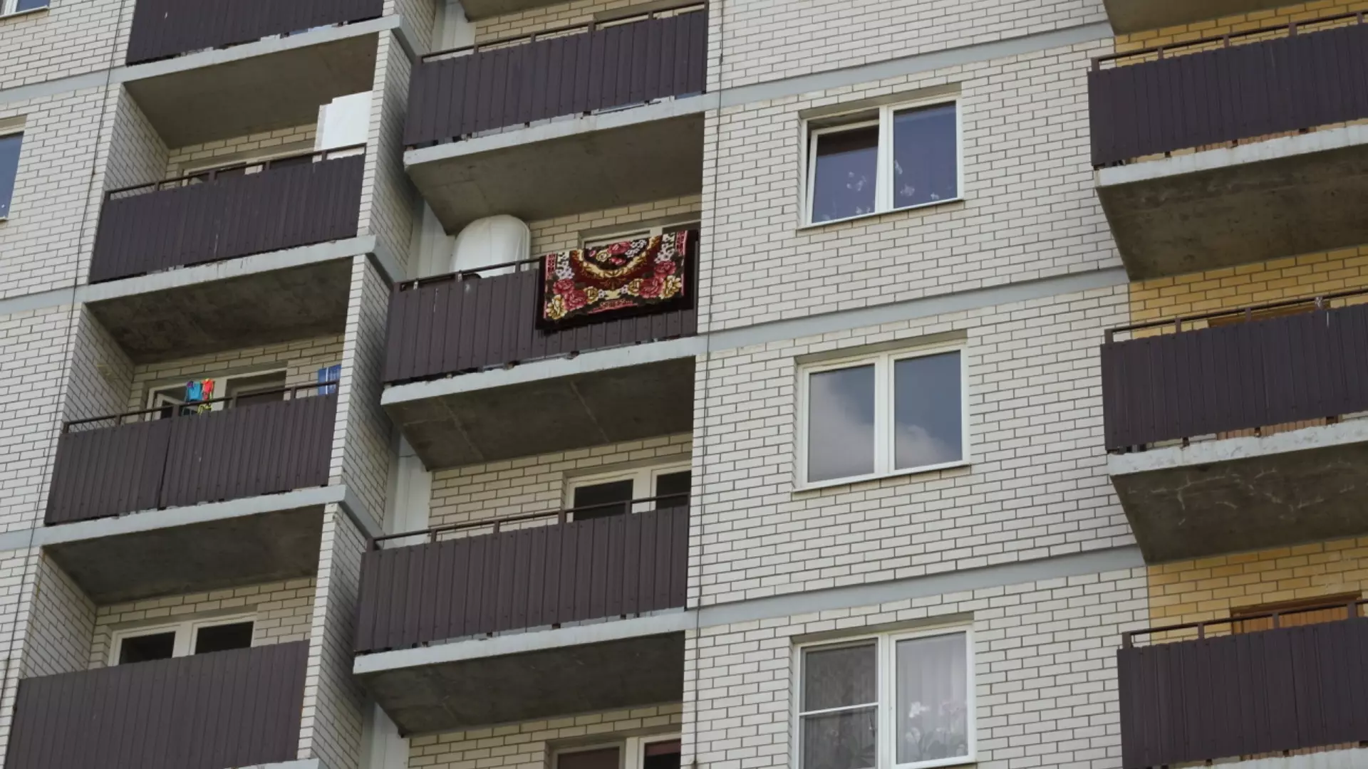 Школьник чудом выжил, выпав с 11 этажа на Комсомольском проспекте в Челябинске