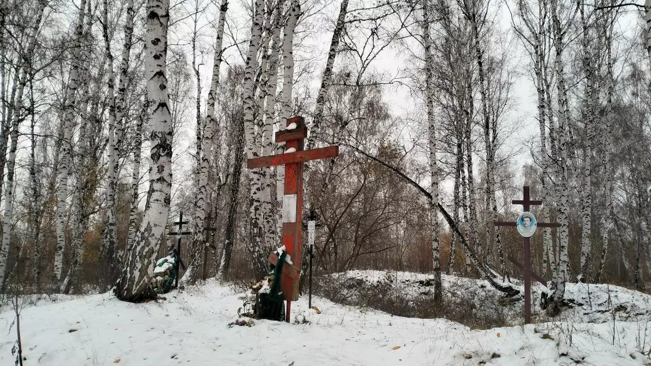 Красный крест выделяется среди других на Золотой горе в Челябинске