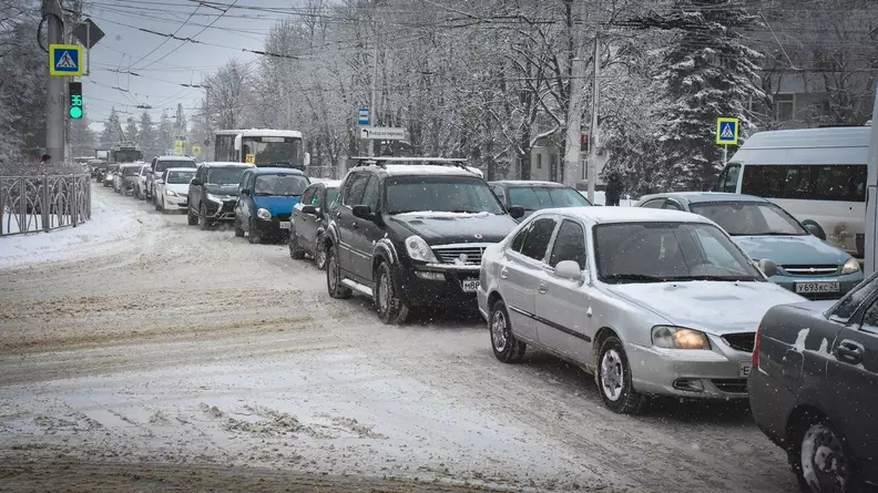 215 единиц техники и около двух тысяч рабочих убирают снег в Челябинске