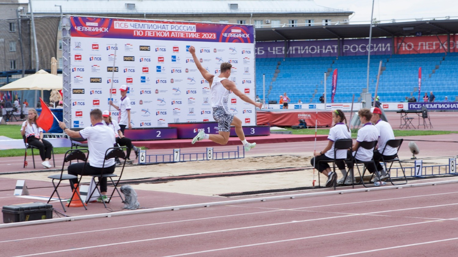Лучшие спортсмены прыгают далеко на чемпионате России по легкой атлетике, который проходит в Челябинске