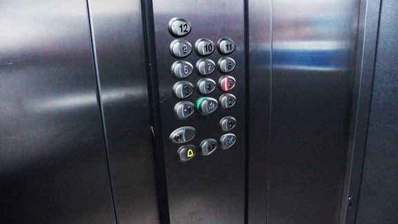 Женщина пыталась украсть ребенка из лифта в Магнитогорске