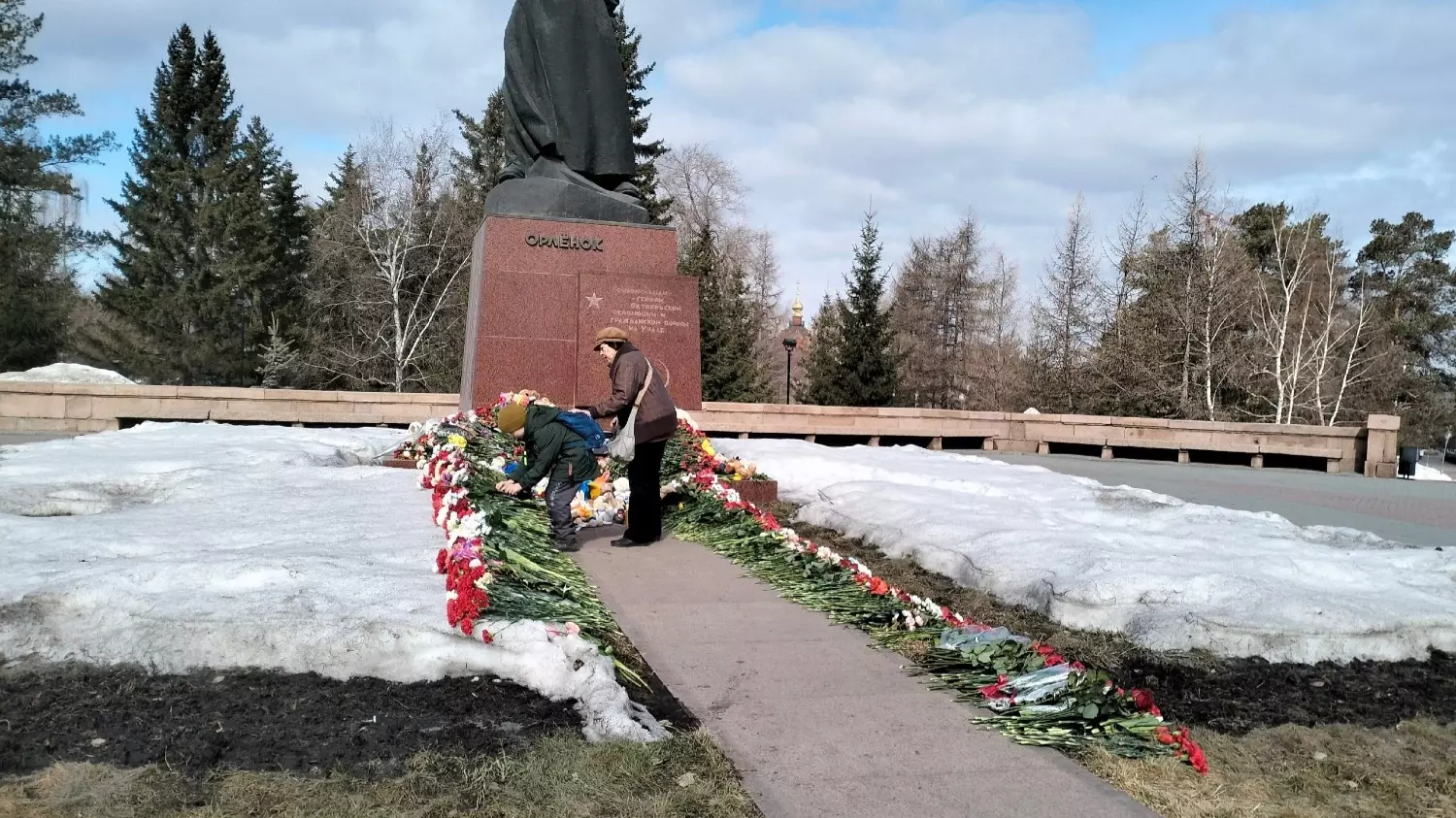 Возложение цветов к памятнику «Орленку» в Челябинске