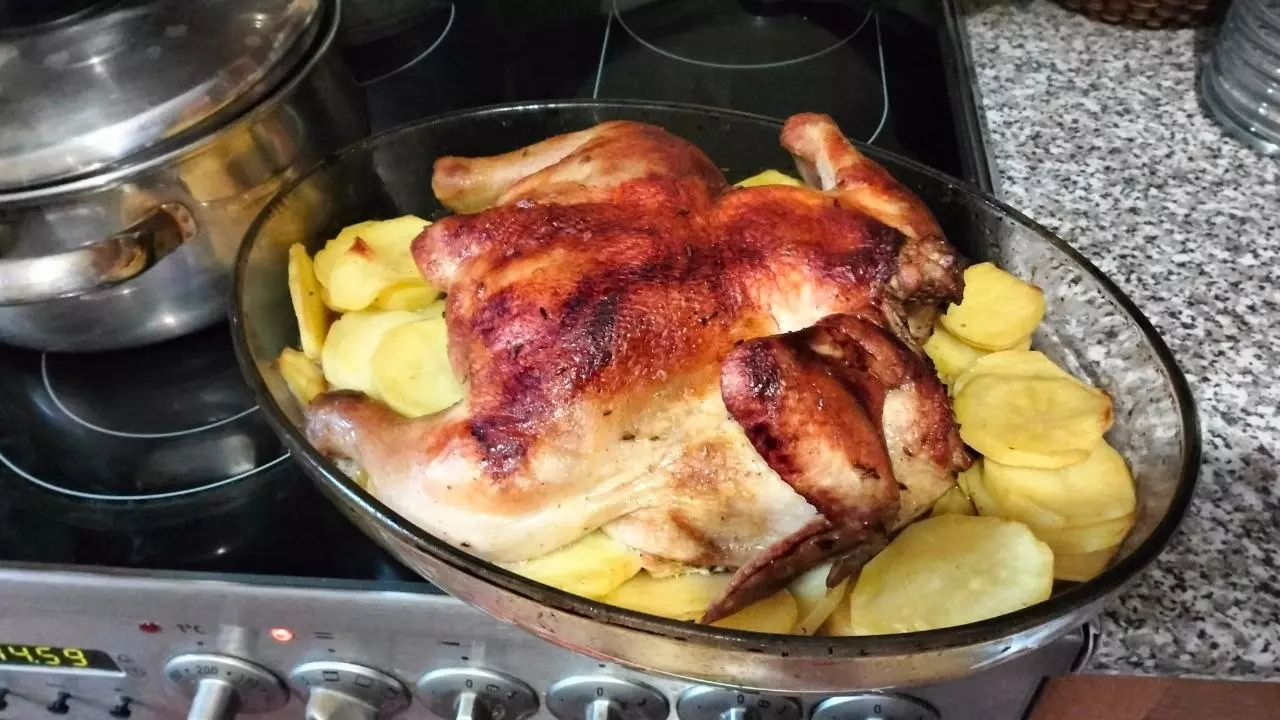 Курица с картошкой — проверенное временем блюдо