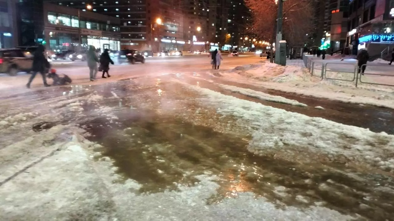Челябинские пешеходы в декабре переходят затопленные улицы
