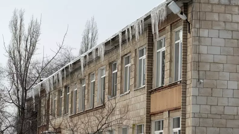 В Копейске обрушилась крыша жилого дома из-за скопившегося снега