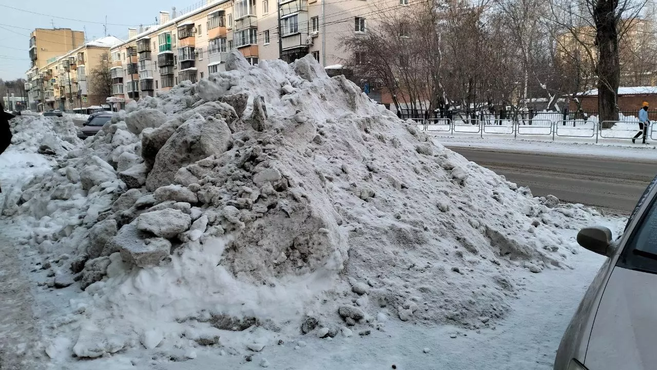 Снежные кучи долго красовались вдоль дорог в Челябинске этой зимой