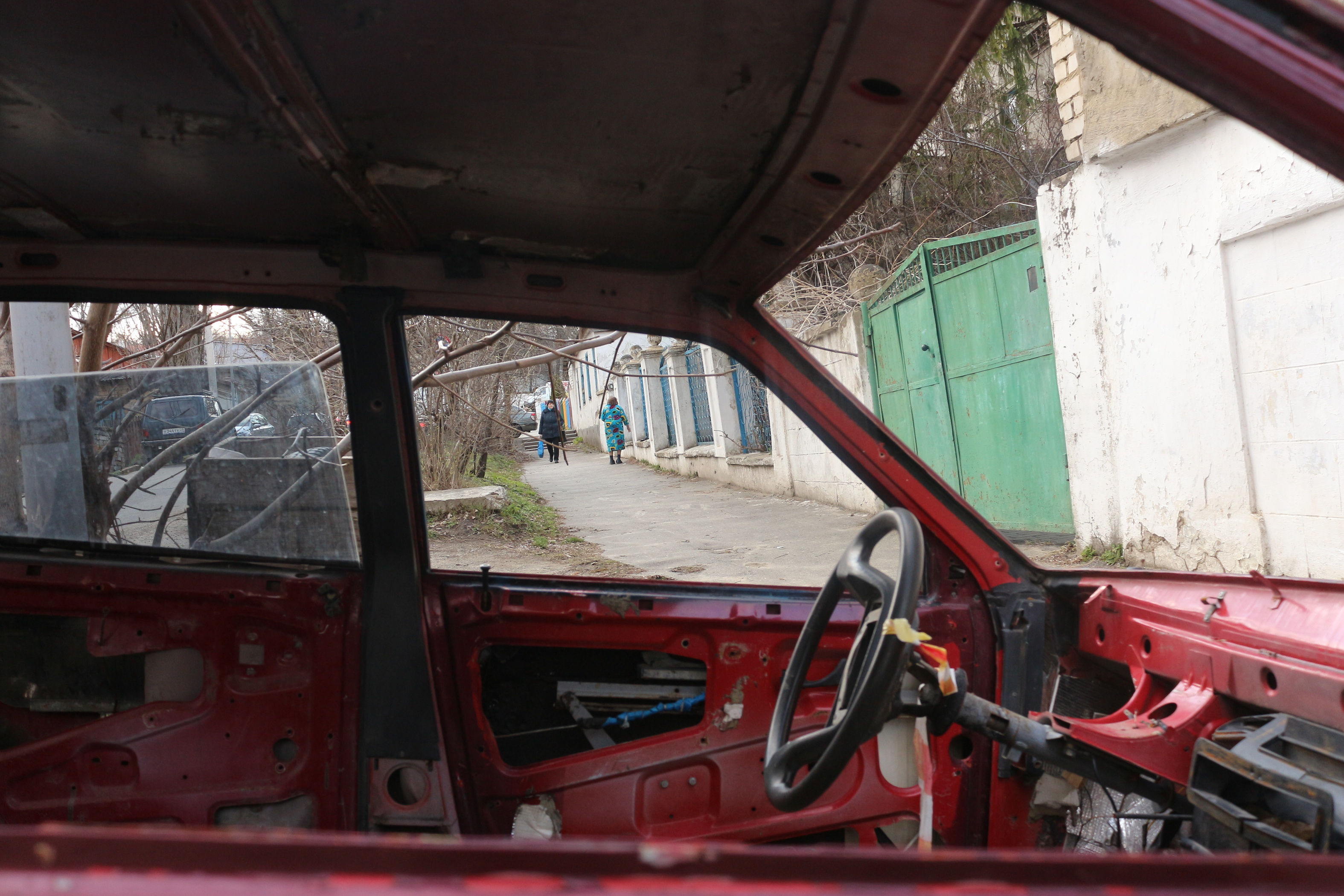 Во дворах Челябинска машины разбирают на запчасти из-за дефицита запчастей