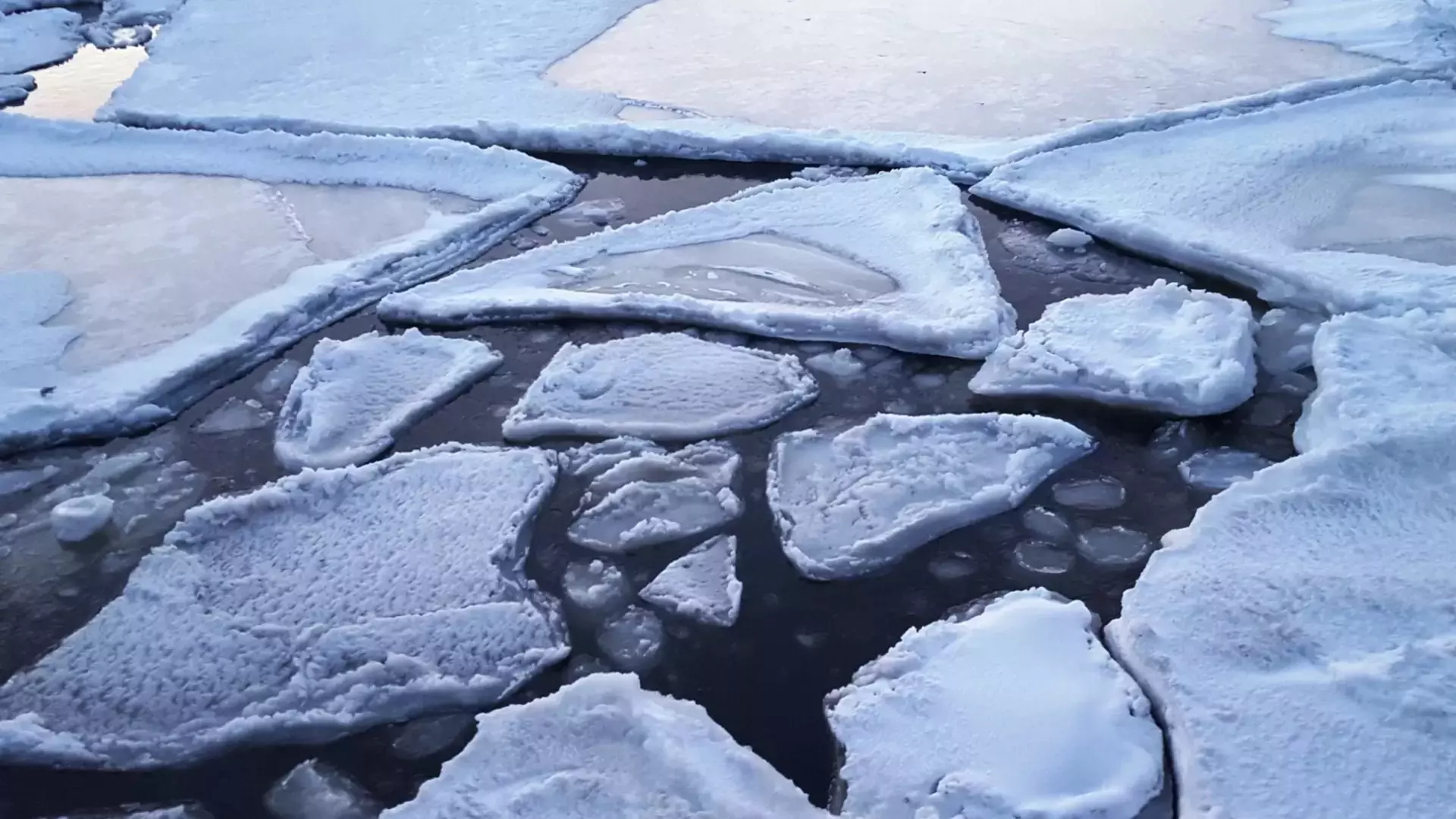 Ледяная горка в Челябинске заканчивается полыньей на озере