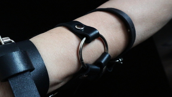 Сексуальное рабство на 14 лет: в комнате, где держали челябинку, нашли диски с порно