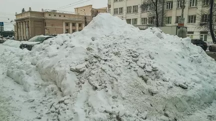 Дороги Челябинска вне гостевого маршрута остаются в снегу