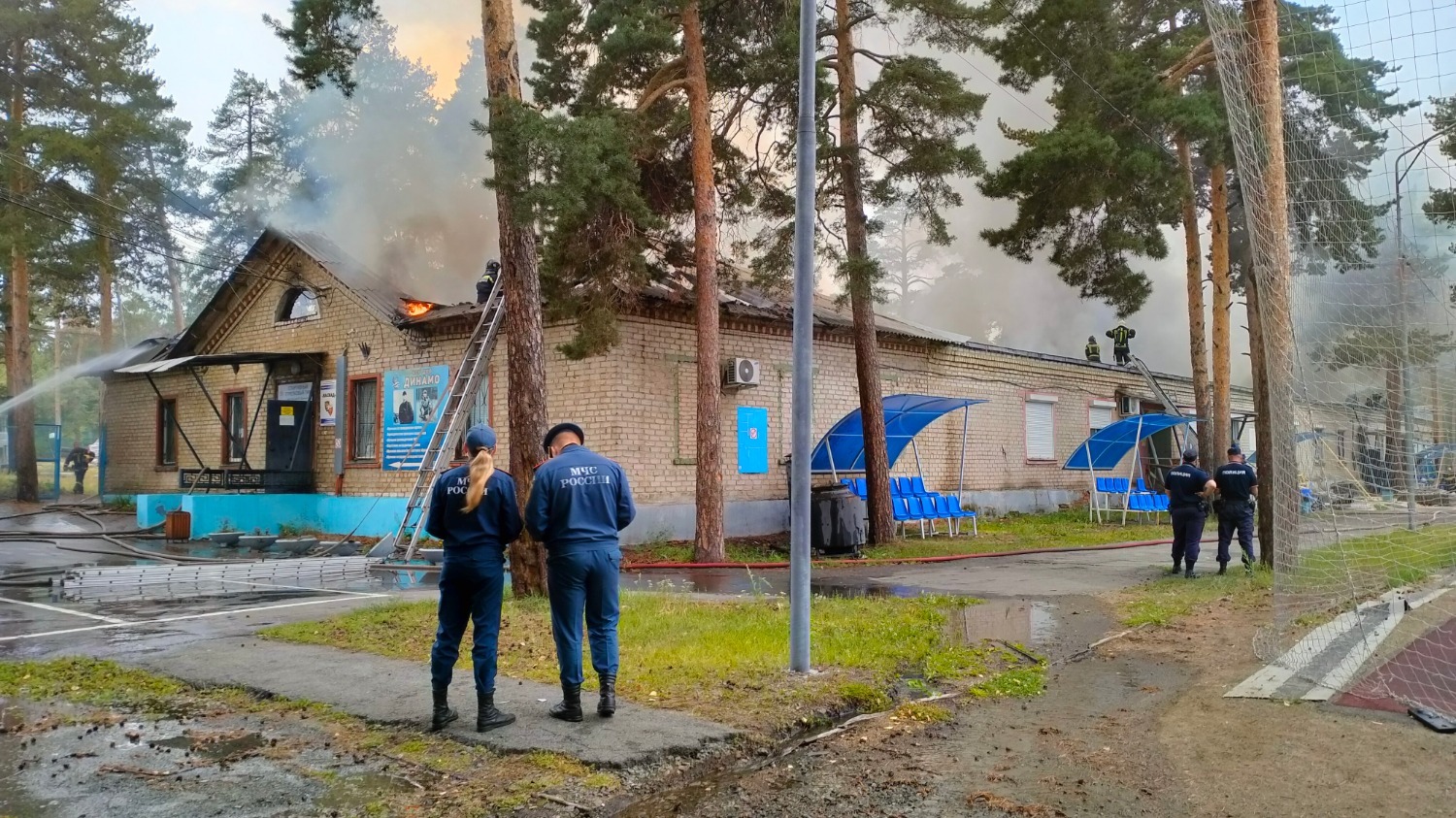Возле горящего спорткомплекса в сосновом бору Челябинска появились полицейские