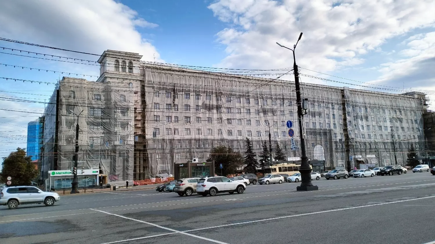 Дом облисполкома на площади Революции в центре Челябинска