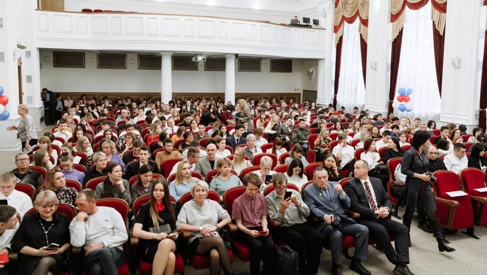 Почти 200 студентов и аспирантов удостоились стипендии ЗакСо Челябинской области