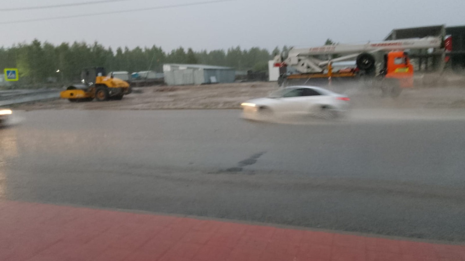 Дождевой водой затопило дороги в пригороде Челябинска